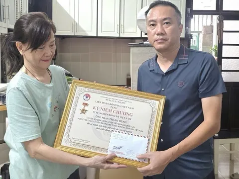 Huấn luyện viên Phan Thanh Hùng nhận Kỷ niệm chương “Vì sự nghiệp bóng đá Việt Nam”