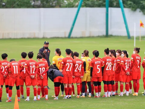 Huấn luyện viên Mai Đức Chung tính toán điểm rơi phong độ cho đội tuyển nữ Việt Nam tại SEA Games 31