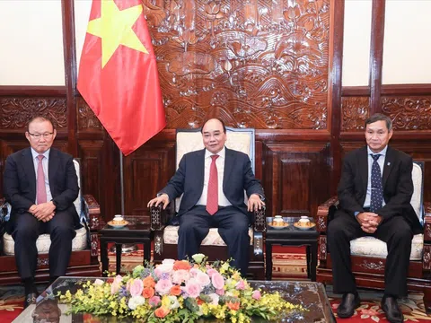 Chủ tịch nước Nguyễn Xuân Phúc tiếp HLV Park Hang-seo và HLV Mai Đức Chung