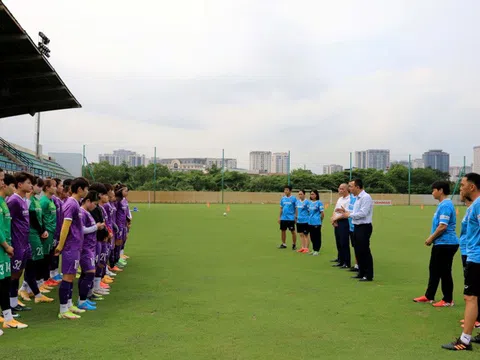 Quyền Chủ tịch VFF Trần Quốc Tuấn gặp mặt đội tuyển nữ Việt Nam trong ngày tập trung đầu tiên