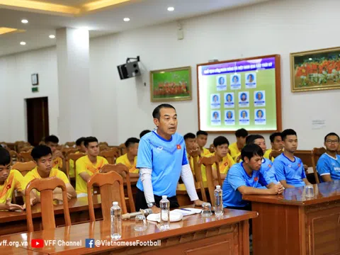 Quyền Chủ tịch VFF Trần Quốc Tuấn gặp gỡ và động viên đội tuyển U19 Việt Nam