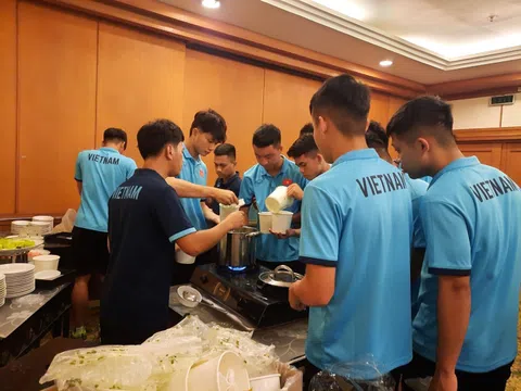 Cầu thủ U19 Việt Nam hào hứng khi được ăn phở, hủ tiếu tại Indonesia