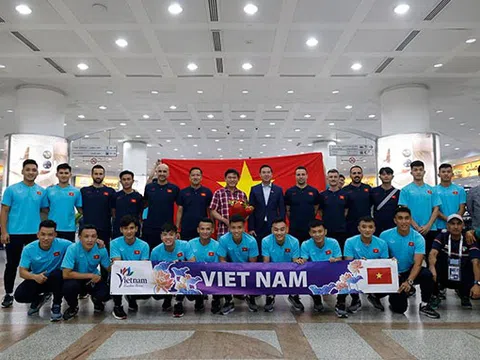 Đội tuyển futsal Việt Nam đặt chân đến Kuwait sau gần 9 giờ bay