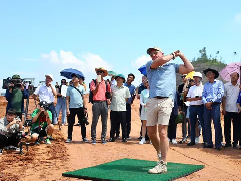 Cú swing đầu tiên của huyền thoại Greg Norman tại sân golf Văn Lang Empire