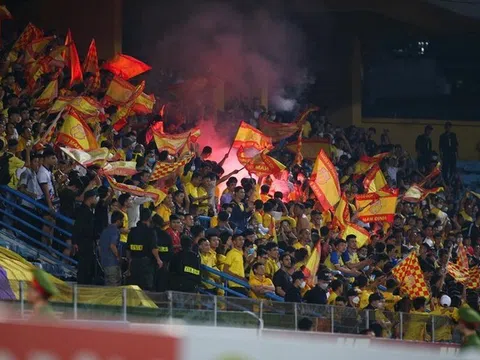 Vòng 19 V.League 2022: Cổ động viên Nam Định lại đốt pháo sáng trên sân Hàng Đẫy