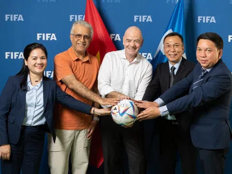 Chủ tịch FIFA Gianni Infantino chúc mừng những tiến bộ vượt bậc của bóng đá Việt Nam