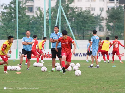 Thầy trò huấn luyện viên Park Hang-seo hứng khởi trong ngày trở lại Hà Nội tập luyện