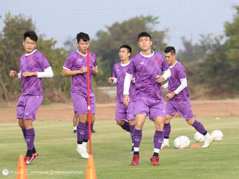 Đội tuyển Việt Nam tập buổi đầu tiên tại Lào, chuẩn bị cho trận khai màn AFF Cup 2022