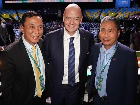 Chủ tịch VFF Trần Quốc Tuấn chúc mừng Chủ tịch FIFA Gianni Infantino khi tiếp tục được tín nhiệm