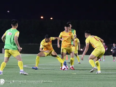 Huấn luyện viên Philippe Troussier động viên học trò thoải mái tinh thần trước trận gặp U23 UAE