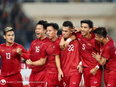 Đội tuyển Việt Nam thi đấu giao hữu với tuyển Hong Kong trên sân Lạch Tray