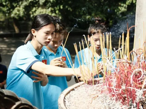 Đội tuyển U20 nữ Việt Nam dâng hương tưởng niệm các Vua Hùng