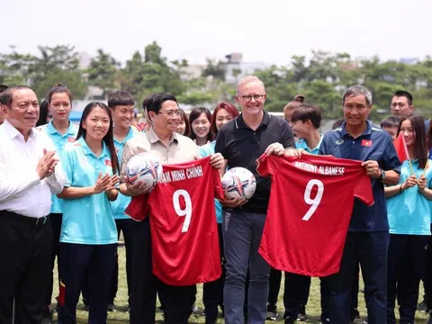 Thủ tướng Phạm Minh Chính cùng Thủ tướng Australia Anthony Albanese nhận áo đấu của đội tuyển nữ Việt Nam