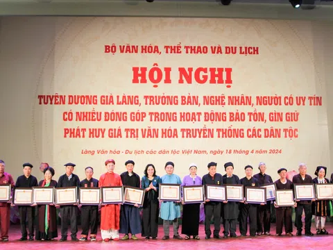 Tôn vinh những người “giữ lửa” cho văn hóa truyền thống các dân tộc