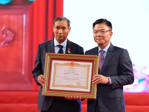 Trao tặng danh hiệu Anh hùng Lao động cho huấn luyện viên Mai Đức Chung