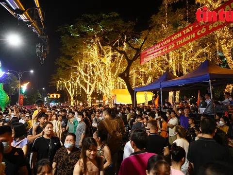 Hà Nội: Khoảng 15 vạn du khách đã đến phố đi bộ Thành cổ Sơn Tây trong đêm khai trương