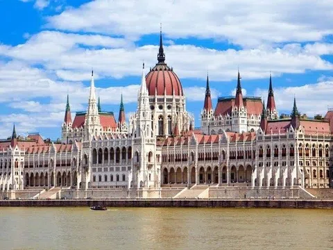 Tổ chức triển lãm ảnh “Tòa nhà Quốc hội Hungary”