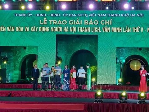 Trao Giải báo chí về Phát triển văn hóa và xây dựng người Hà Nội thanh lịch, văn minh lần thứ V năm 2022