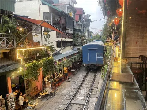 Hà Nội: Yêu cầu không tổ chức tour đến phố cà phê đường tàu