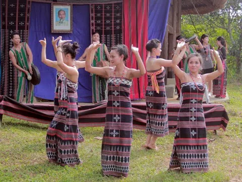 "Tháng Năm nhớ Bác" tại Làng Văn hóa, Du lịch các dân tộc Việt Nam: Tái hiện nghi thức "Đặt tên họ Hồ"