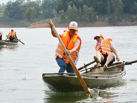 Giải đua thuyền nan truyền thống các dân tộc vùng hồ Thác Bà