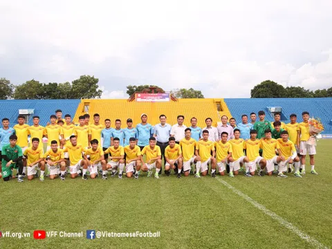 Huấn luyện viên Park Hang-seo xem U20 Việt Nam thi đấu