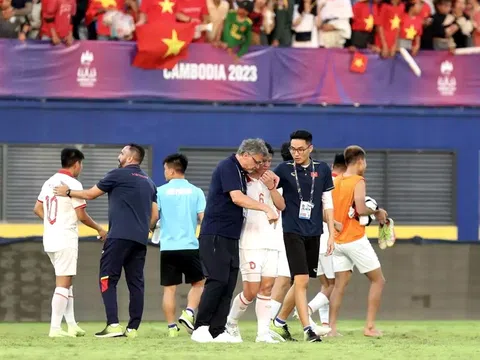 Mặt sân Prince có phải là nguyên nhân khiến cầu thủ thay nhau… “đốt lưới nhà”?