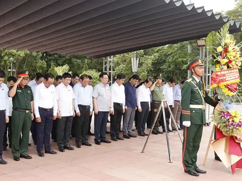 Chủ tịch Quốc hội Vương Đình Huệ và Đoàn công tác Trung ương dâng hương tưởng nhớ anh hùng liệt sĩ tại Quảng Trị