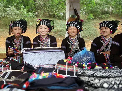 Bảo tồn và phát huy giá trị trang phục truyền thống của dân tộc Lự tỉnh Lai Châu gắn với phát triển du lịch