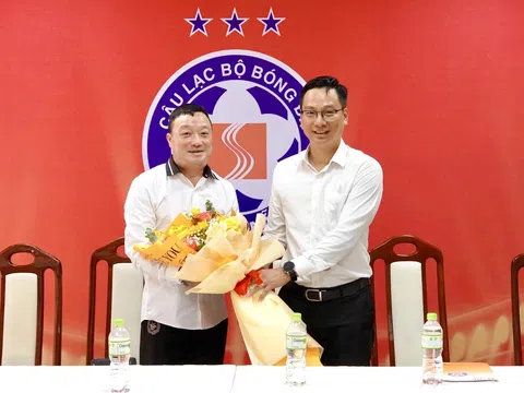 Huấn luyện viên Trương Việt Hoàng dẫn dắt câu lạc bộ SHB Đà Nẵng