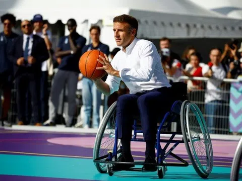Tổng thống Pháp Macron chơi bóng rổ trên xe lăn ủng hộ Paralympic