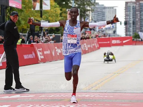Vận động viên người Kenya lập kỷ lục thế giới mới trên đường chạy marathon