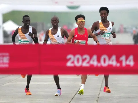 Tước danh hiệu và giải thưởng của những vận động viên dàn dựng màn về đích giải Chạy Beijing Half Marathon 2024