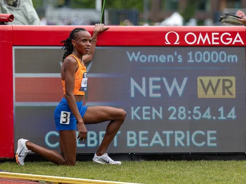 Người phụ nữ đầu tiên trên thế giới chạy 10.000m dưới 29 phút