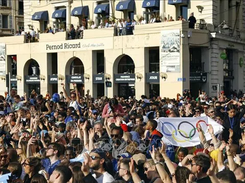Olympic Paris 2024: Người dân tại Pháp hứng khởi với cuộc chạy tiếp sức rước đuốc 