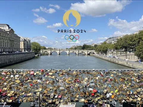 Olympic Paris 2024: Bộ trưởng Thể thao Pháp bơi trên sông Seine