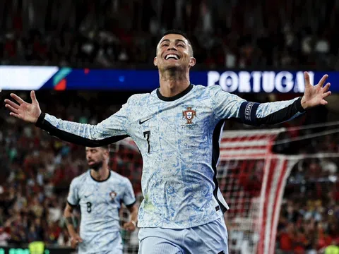 Ronaldo trở thành cầu thủ nam đầu tiên ghi được 900 bàn