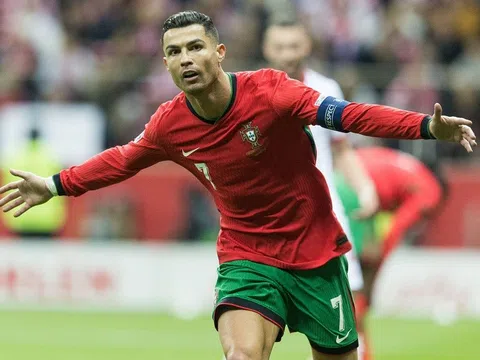 Ronaldo nới rộng khoảng cách ghi bàn với Messi