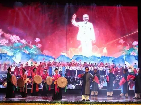 Chương trình nghệ thuật đặc biệt "Ánh sáng và niềm tin" diễn ra trang trọng và xúc động
