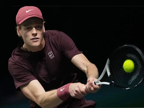 Sinner vào tứ kết Paris Masters