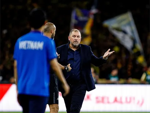 Huấn luyện viên Peter Cklamovski đối diện với áp lực từ chức