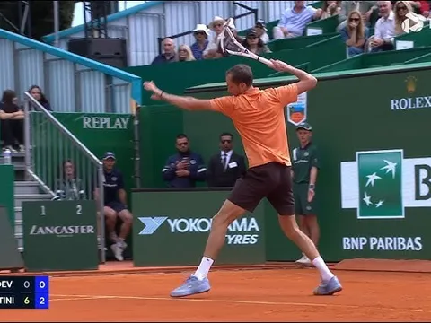 Medvedev lại “đau ví” sau pha đập vợt tại Monte-Carlo 2026