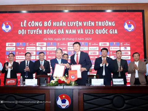 Đội tuyển Việt Nam: Huấn luyện viên Kim Sang-sik vẫn phải “liệu cơm gắp mắm”