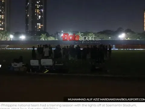 Sân tập bị cúp điện, báo chí Indonesia nói thầy trò ông Tom Saintfiet tắt đèn… tập kín!?