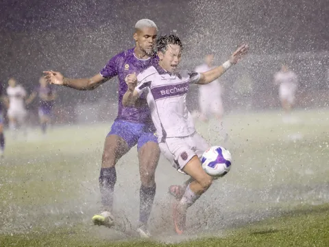 V.League 2025-2026: Vừa đá vừa… chạy lụt