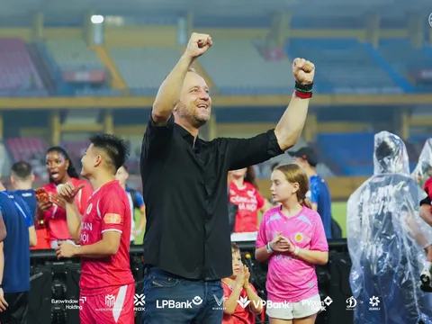 V.League 2025-2026: Công an Hà Nội đăng quang trong ngày… huấn luyện viên Mano Polking làm khán giả