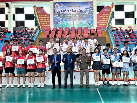 Trao 12 bộ huy chương môn Cầu lông Đại hội Thể dục thể thao tỉnh Lâm Đồng lần thứ nhất