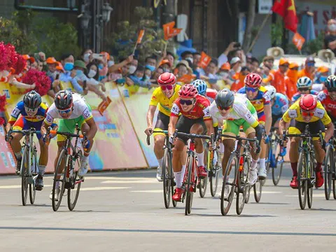 Chặng 4 cuộc đua Xe đạp Truyền hình TP.HCM - Cúp Tôn Đông Á 2022: Nguyễn Tấn Hoài xuất sắc về nhất hoán chuyển Áo xanh với đồng đội