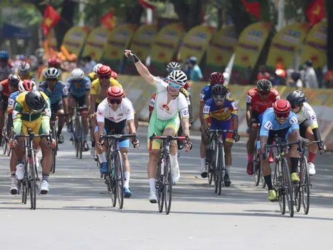 Chặng 3 cuộc đua Xe đạp Truyền hình TP.HCM - Cúp Tôn Đông Á 2022: Chuyên gia nước rút Roman Maikin thể hiện sức mạnh