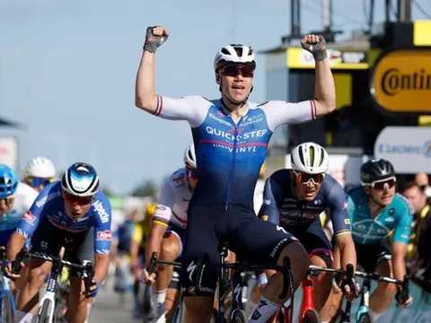 Fabio Jakobsen thắng chặng đầu tiên trong sự nghiệp tại Tour de France